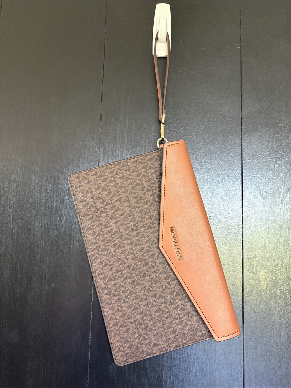 ⭐️ Michael Kors Maisie Envelope Clutch. Signature Design Logo. Like new!